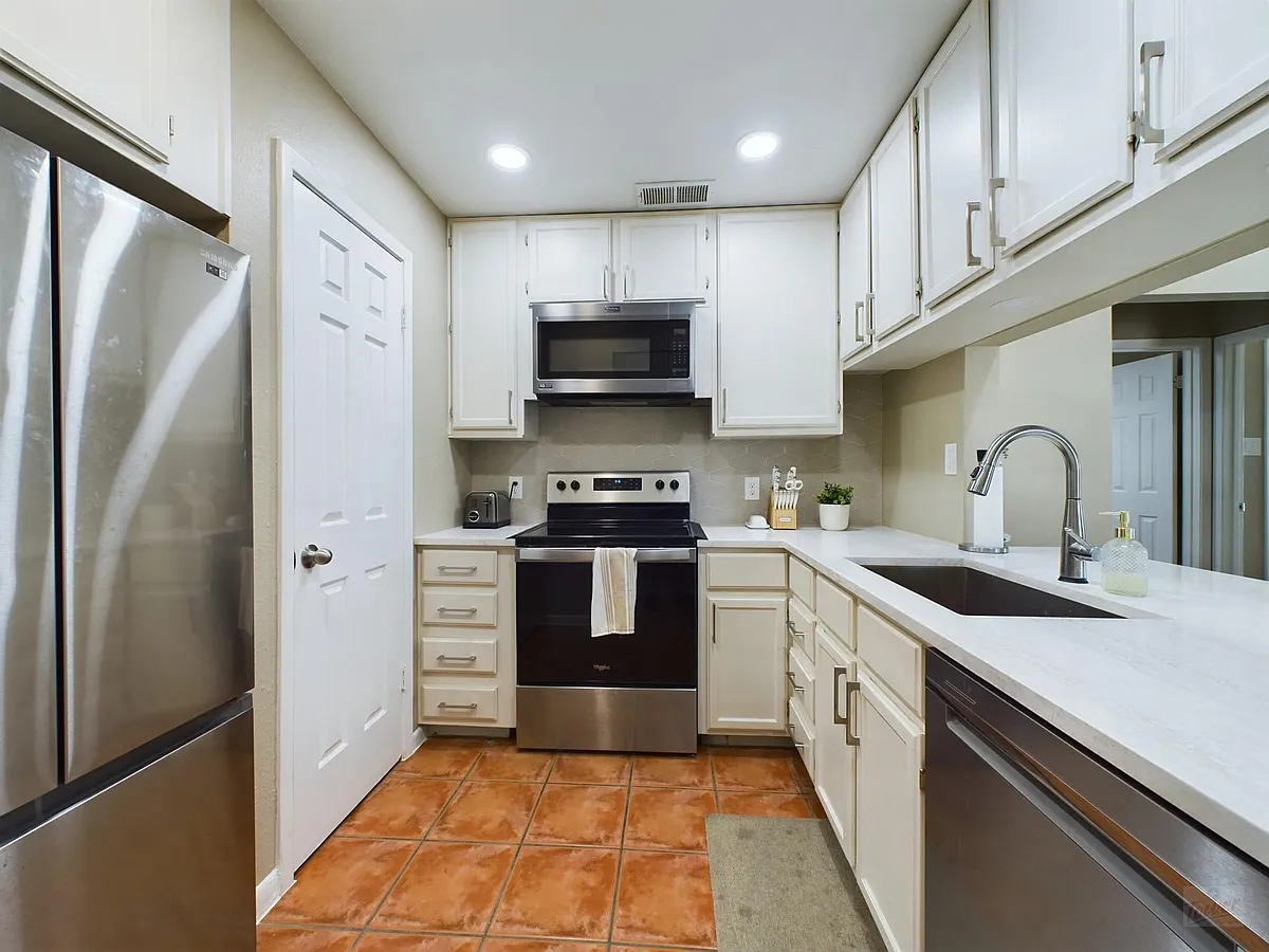 Building Photo - 711 W 21st St #304