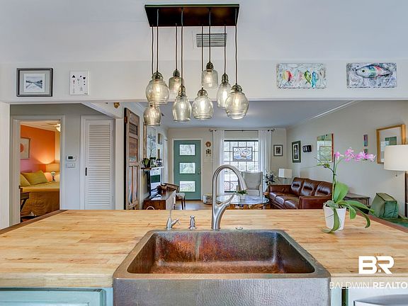 4th image of 404 Circle Dr