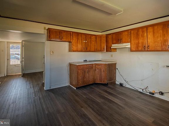 4th image of 488 Ash St