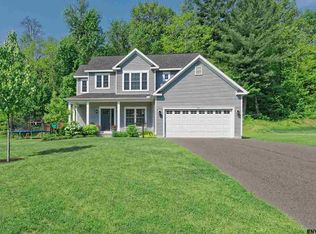 22 Ridgewood Dr, Mechanicville, NY 12118