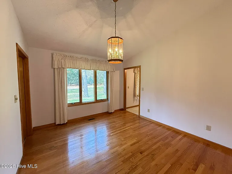 315 W Craven Ave — Photo 11