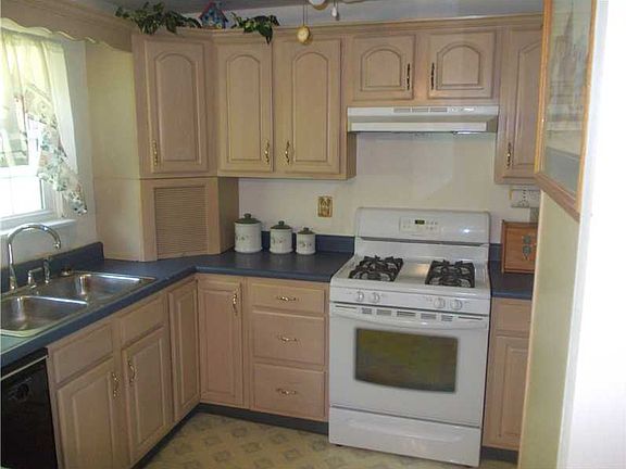 3rd image of 229 Bonita St