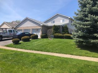 4 Terry Dr APT B, Roselle, IL 60172