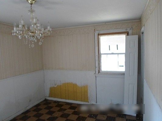 5th image of 10118 S Hoxie Ave