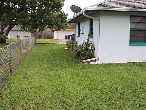 4th image of 854 Honeysuckle Dr