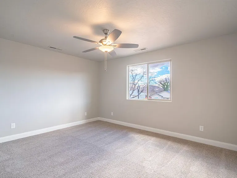 174 N 100 W #6 — Photo 10