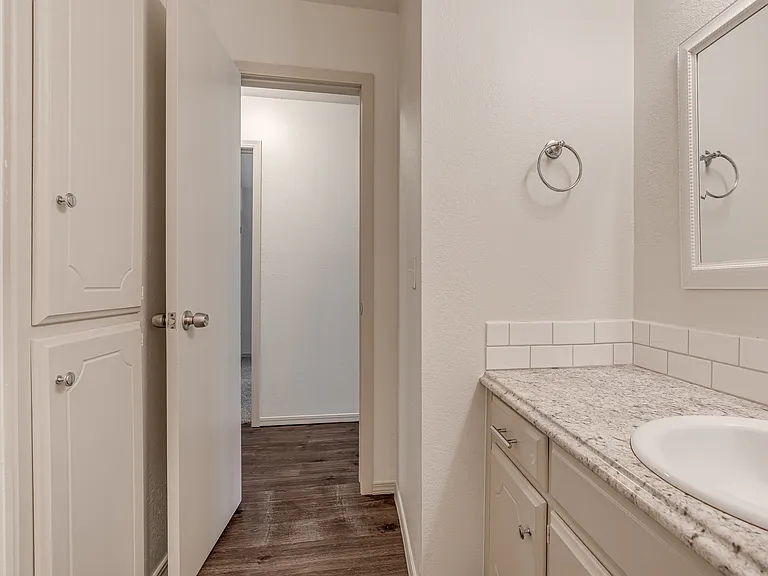 9027 N Rockwell Dr — Photo 18