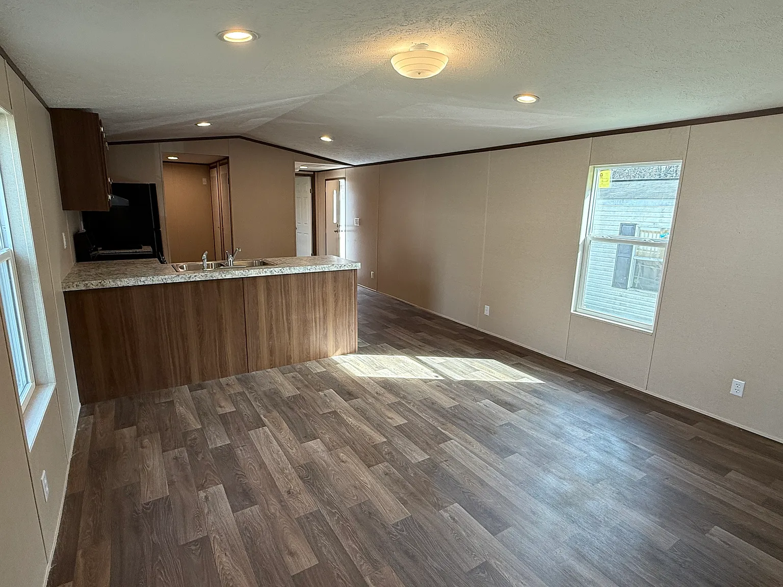 3 bed, 902 sqft, $1,050 — Photo 2