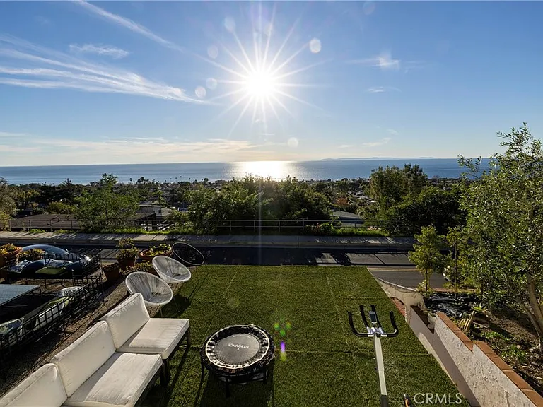 1082 Temple Hills Dr — Photo 30