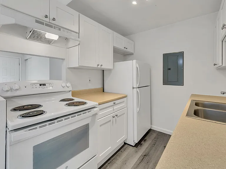 210 E 36th St — Photo 11