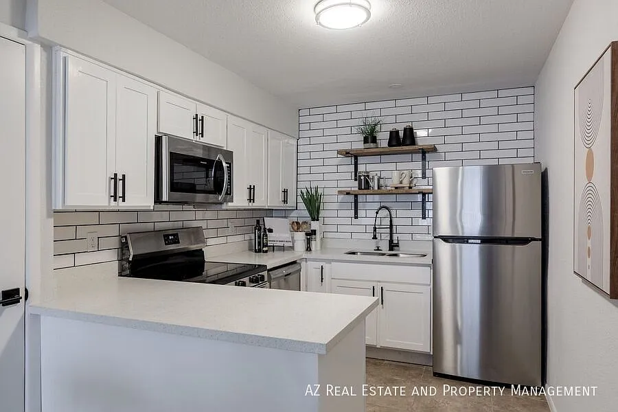 Free Month + $500 Deposit + 13-Month Lease! Live, Relax & Thrive in This Convenient Phoenix Retreat — Photo 2