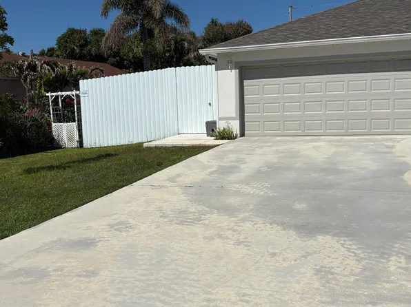 3051 SE East Blackwell Dr, Port Saint Lucie, FL 34952