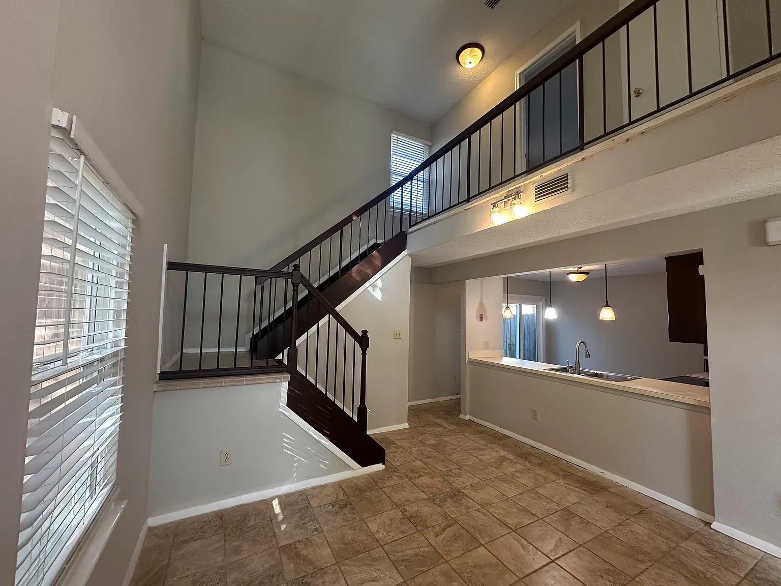 3 bed, 1394 sqft, $2,095 — Photo 3