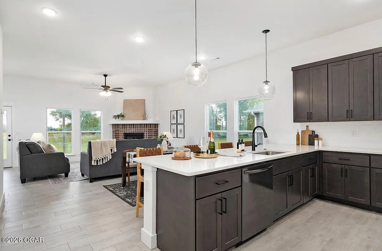 3 bed, 2.0 bath, 1750 sqft, $2,000 — Photo 3