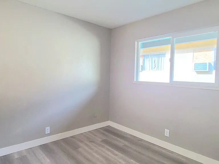 Montrose Apts — Photo 10