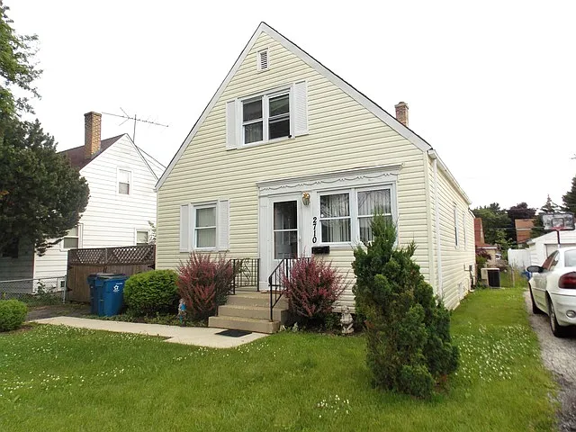 2710 Hawthorne St photo 1