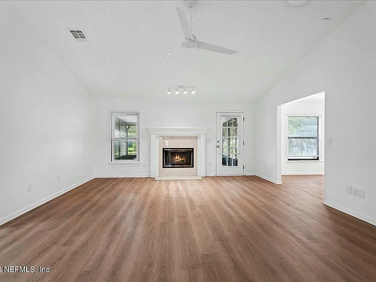 4470 Carriage Crossing Dr — Photo 10
