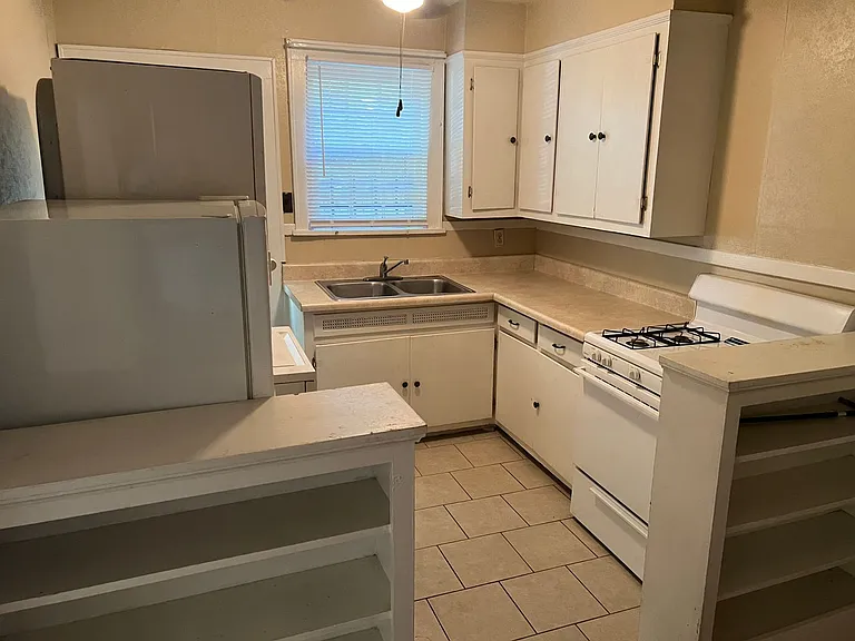 585 N Avalon St S — Photo 4