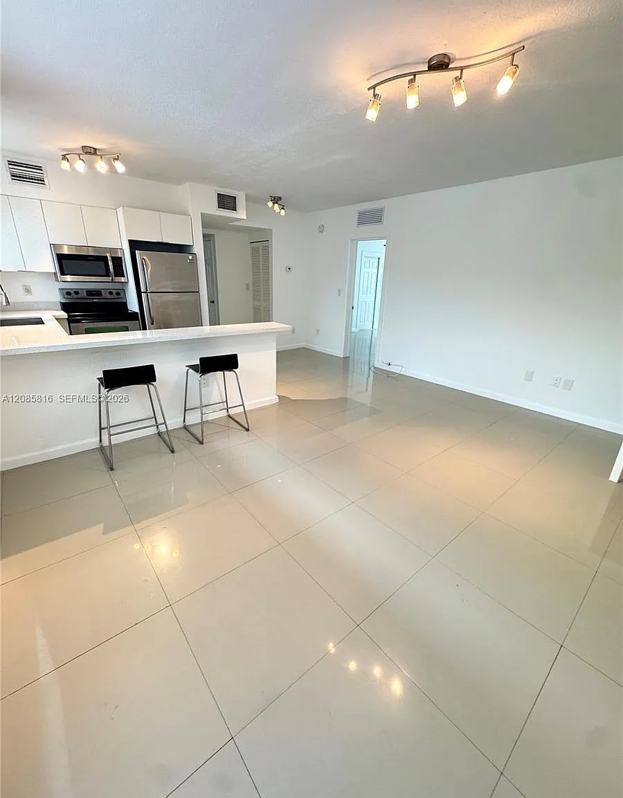 8035 Crespi Blvd — Photo 3