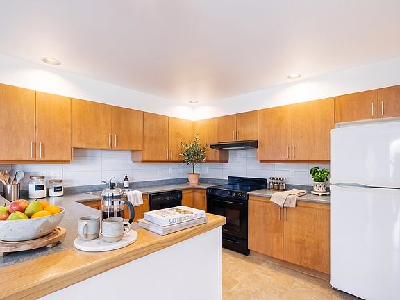 4th image of 33 Chesterfield Pl #1206