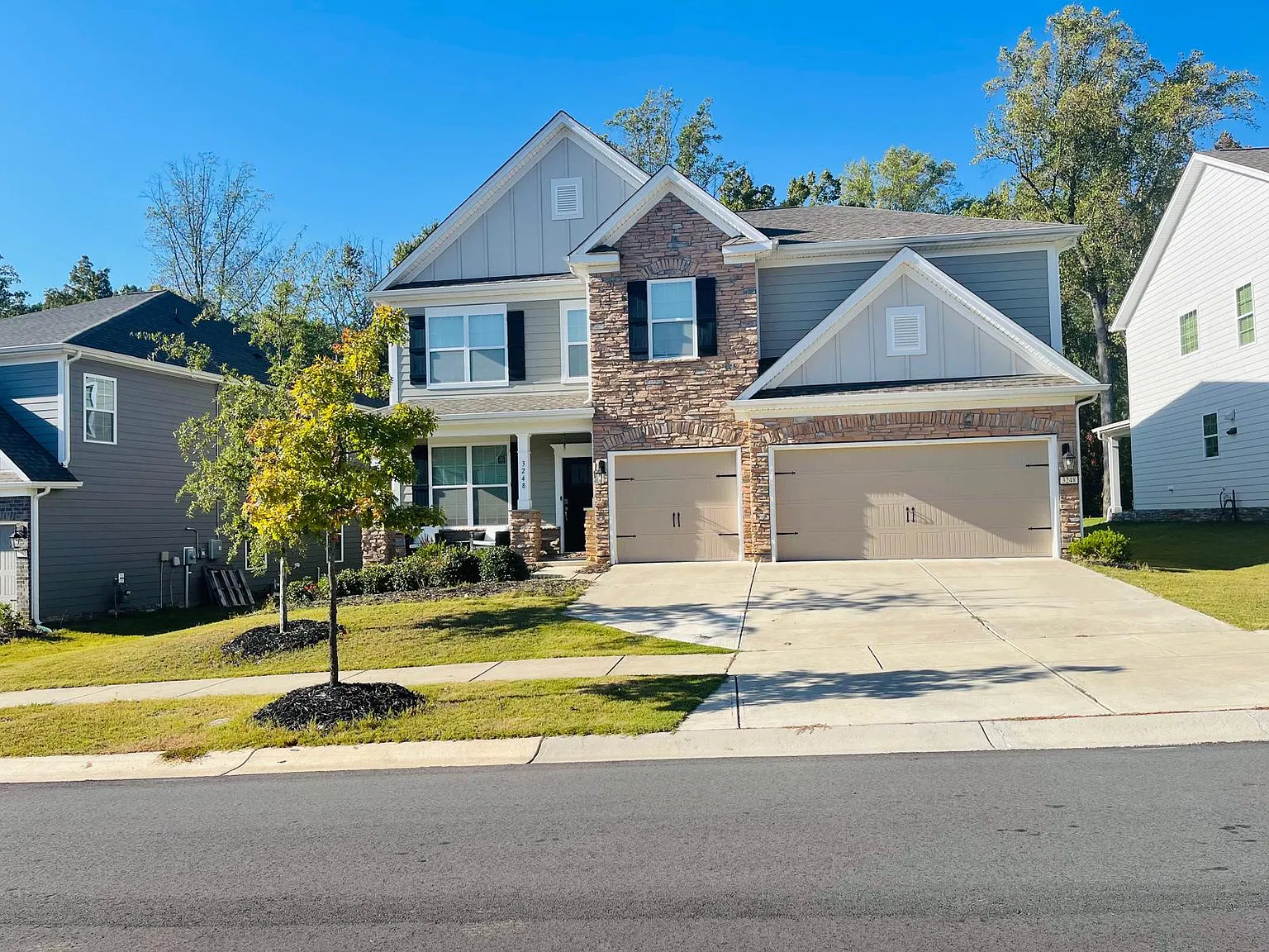 5 bed, 3570 sqft, $3,450 — Photo 2