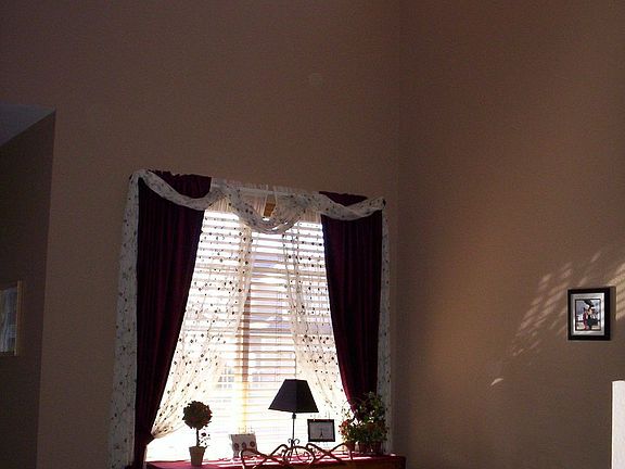 2 story foyer/dining rm