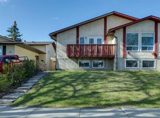 1121 N Berkley Dr NW, Calgary, AB T3K 1S6
