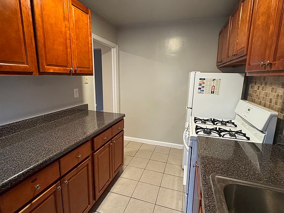 3rd image of 102 Walraven Dr