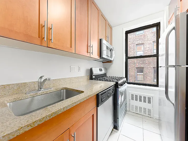 1 Bogardus Pl #7P — Photo 4