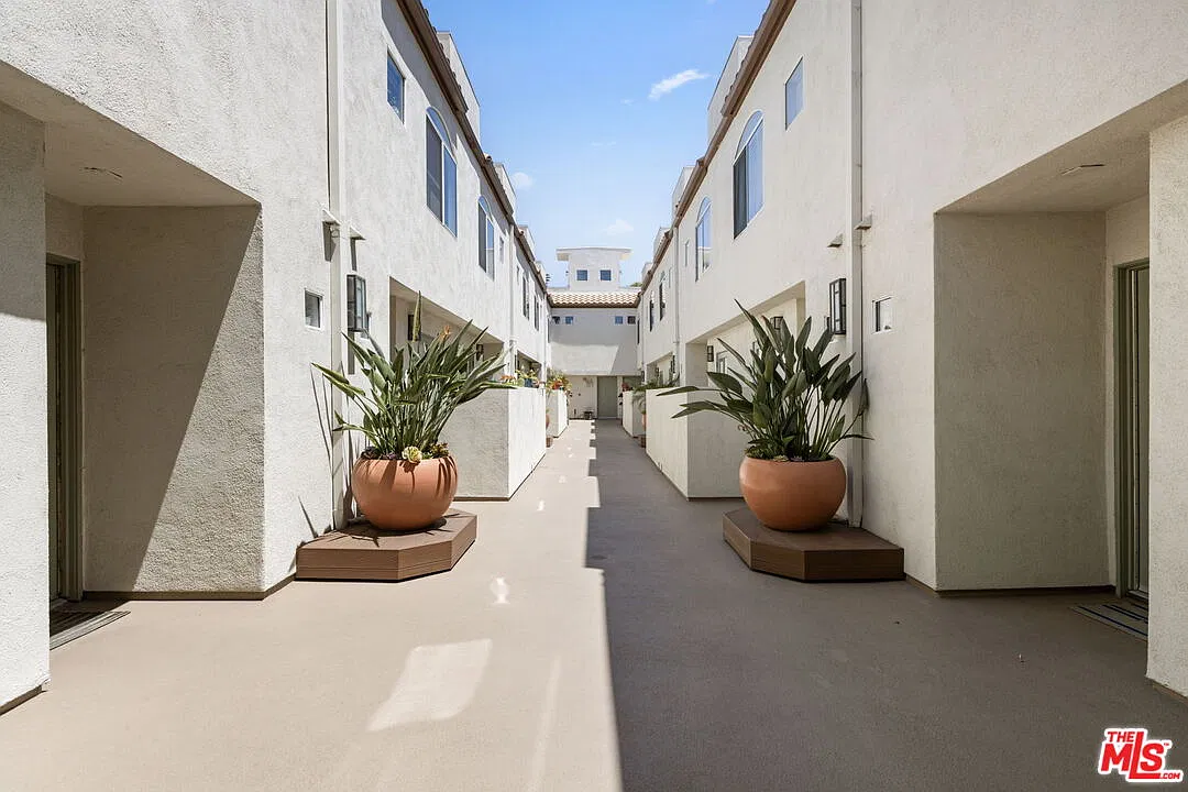 2 bed, 3.0 bath, 1087 sqft, $4,500 — Photo 4