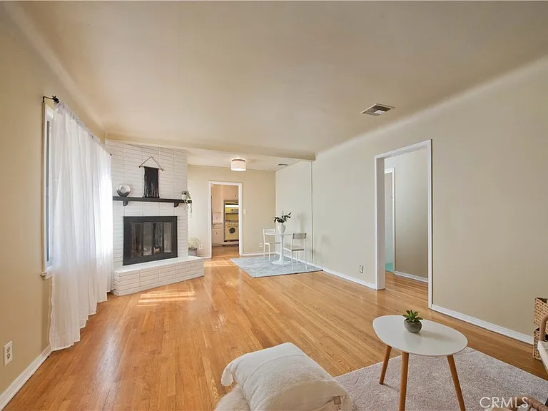 2121 N Screenland Dr — Photo 4