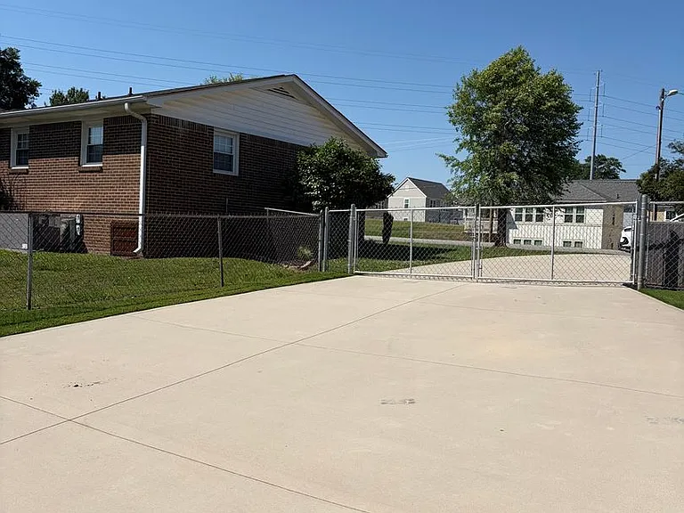 202 Roscoe Dr — Photo 10