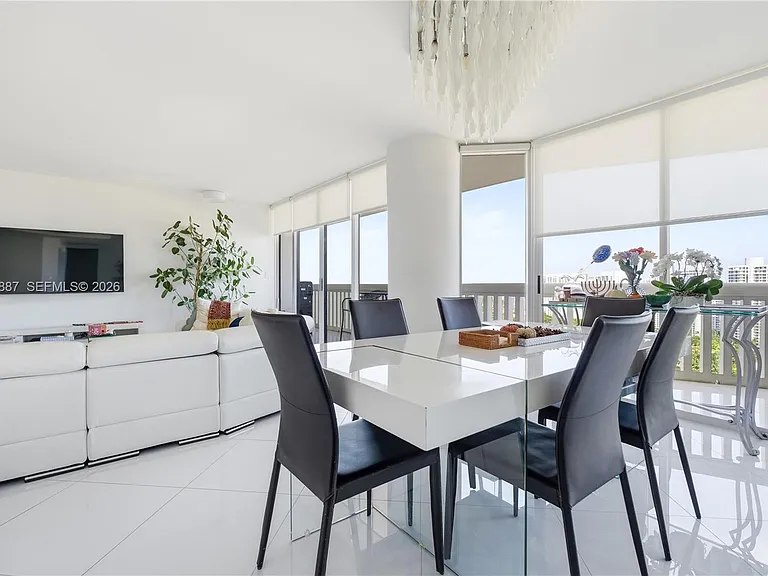 1000 W Island Blvd #2806 — Photo 4