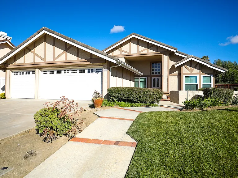 25406 Blackthorne Dr — Photo 2