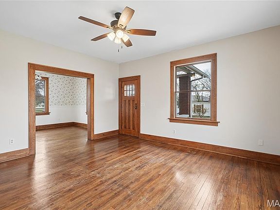 4th image of 201 E Maple St