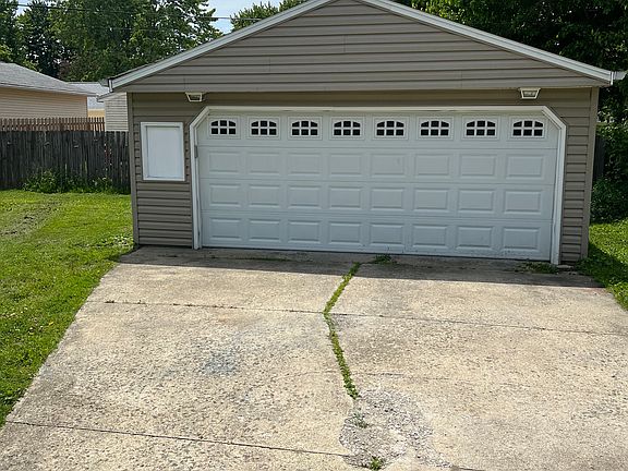 5th image of 819 Case Ave