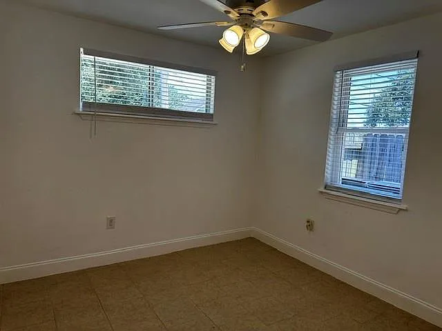 244 W Robert E Lee Blvd — Photo 11