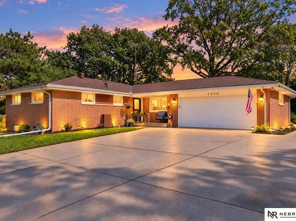 1300 Eldon Dr, Lincoln, NE 68510
