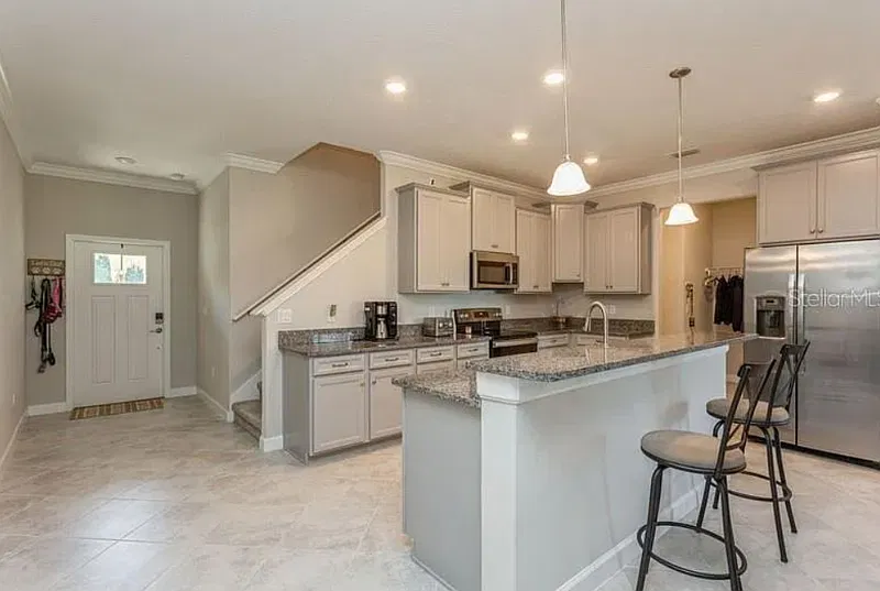 3 bed, 2.5 bath, 2319 sqft, $2,395 — Photo 3