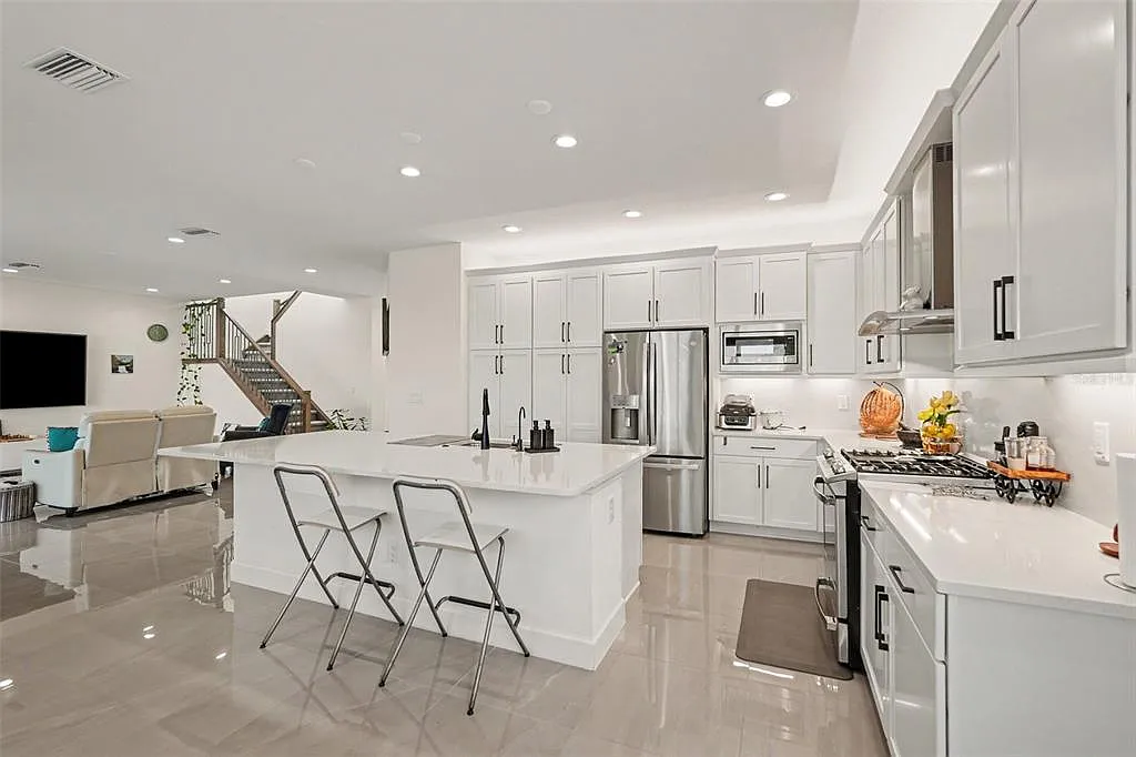 5 bed, 4.5 bath, 3248 sqft, $3,995 — Photo 3