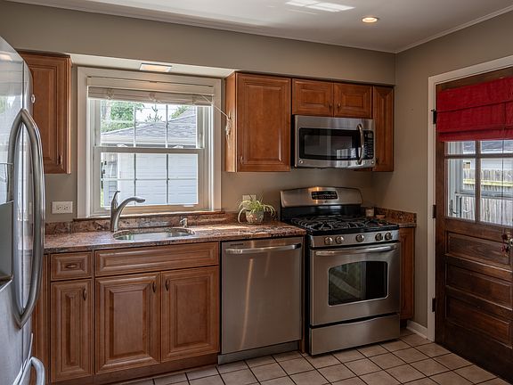 5th image of 141 W Park Dr