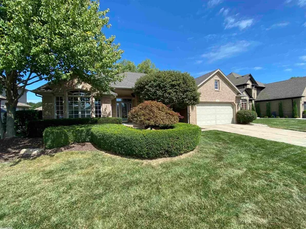 21597 Pinnacle Ct, Macomb, MI 48042