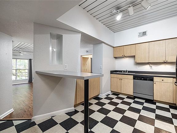 2nd image of 2421 W Horatio St Unit 829