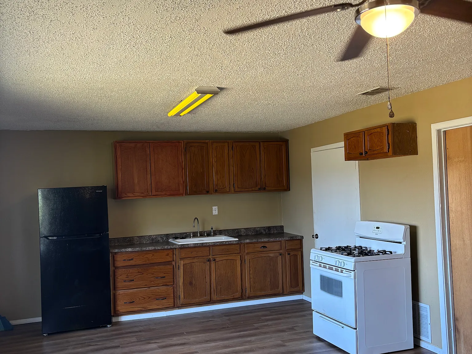 2 bed, 1050 sqft, $1,200 — Photo 2
