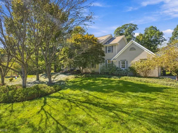 492 E Pioneer Trl, Aurora, OH 44202