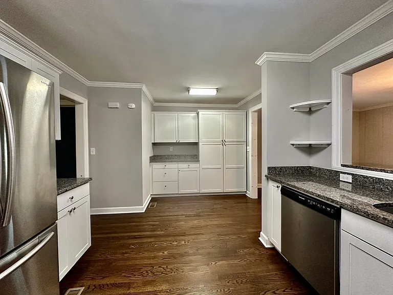710 Neil St — Photo 11