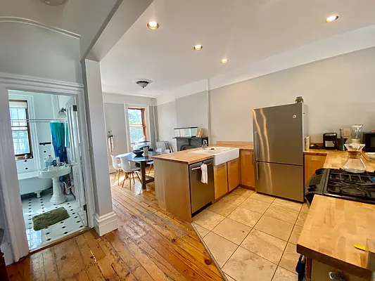Rented by Highline Residential | media 22