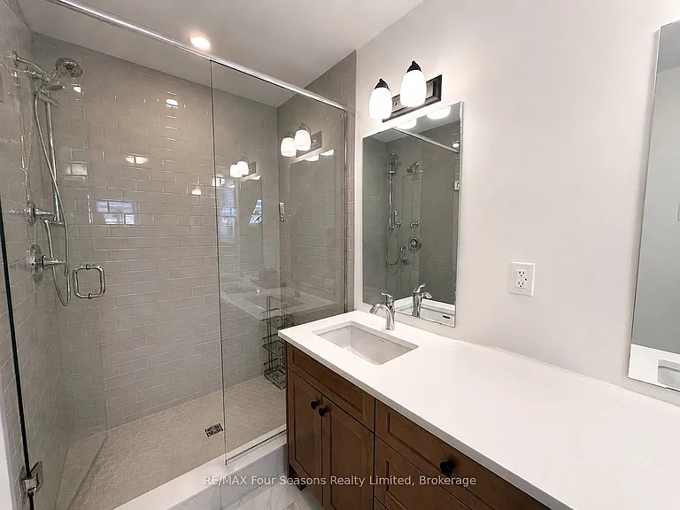 137 White Oak Cres — Photo 13