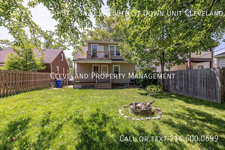 Charming 2 Bedroom Down Unit — Photo 3