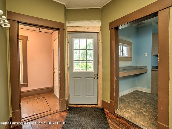 3rd image of 218 S Shiawassee St